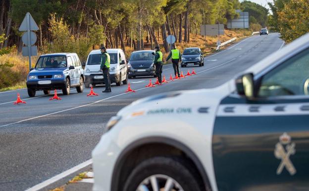 Un control de la Guardia Civil en un cierre perimetral. 