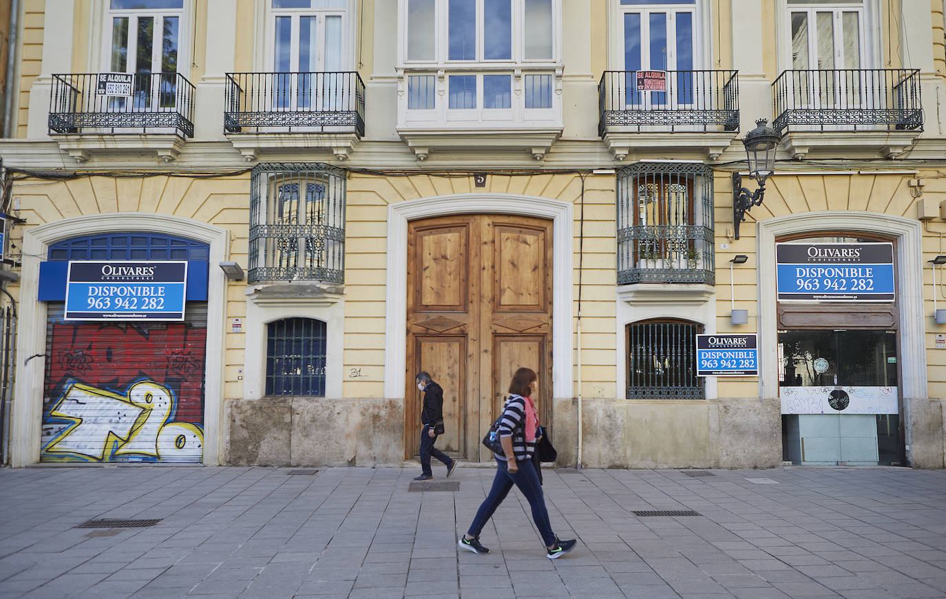 Decenas de bares y comercios del casco antiguo bajan la persiana, acorralados por las restricciones de aforo y los elevados alquileres, el 50% de los hosteleros de Valencia no seguirán abiertos en enero. 