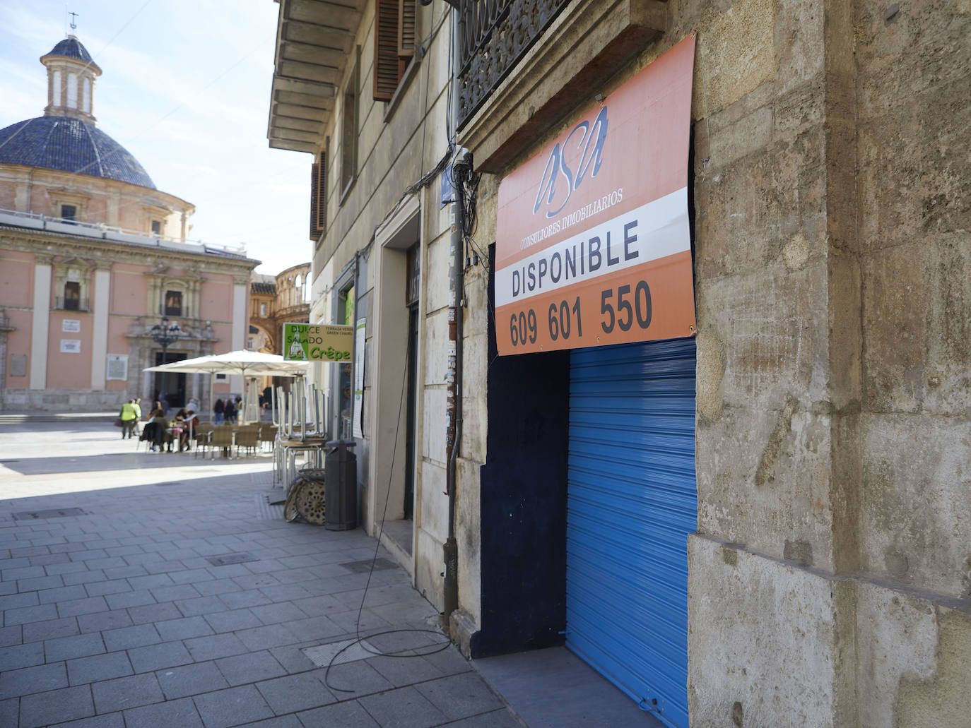 Decenas de bares y comercios del casco antiguo bajan la persiana, acorralados por las restricciones de aforo y los elevados alquileres, el 50% de los hosteleros de Valencia no seguirán abiertos en enero. 