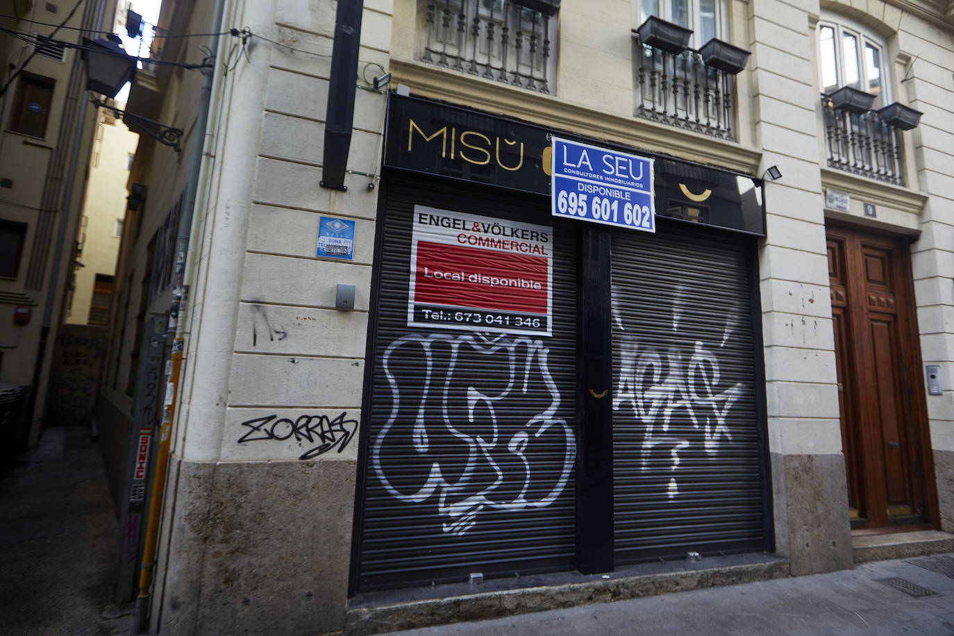 Decenas de bares y comercios del casco antiguo bajan la persiana, acorralados por las restricciones de aforo y los elevados alquileres, el 50% de los hosteleros de Valencia no seguirán abiertos en enero. 