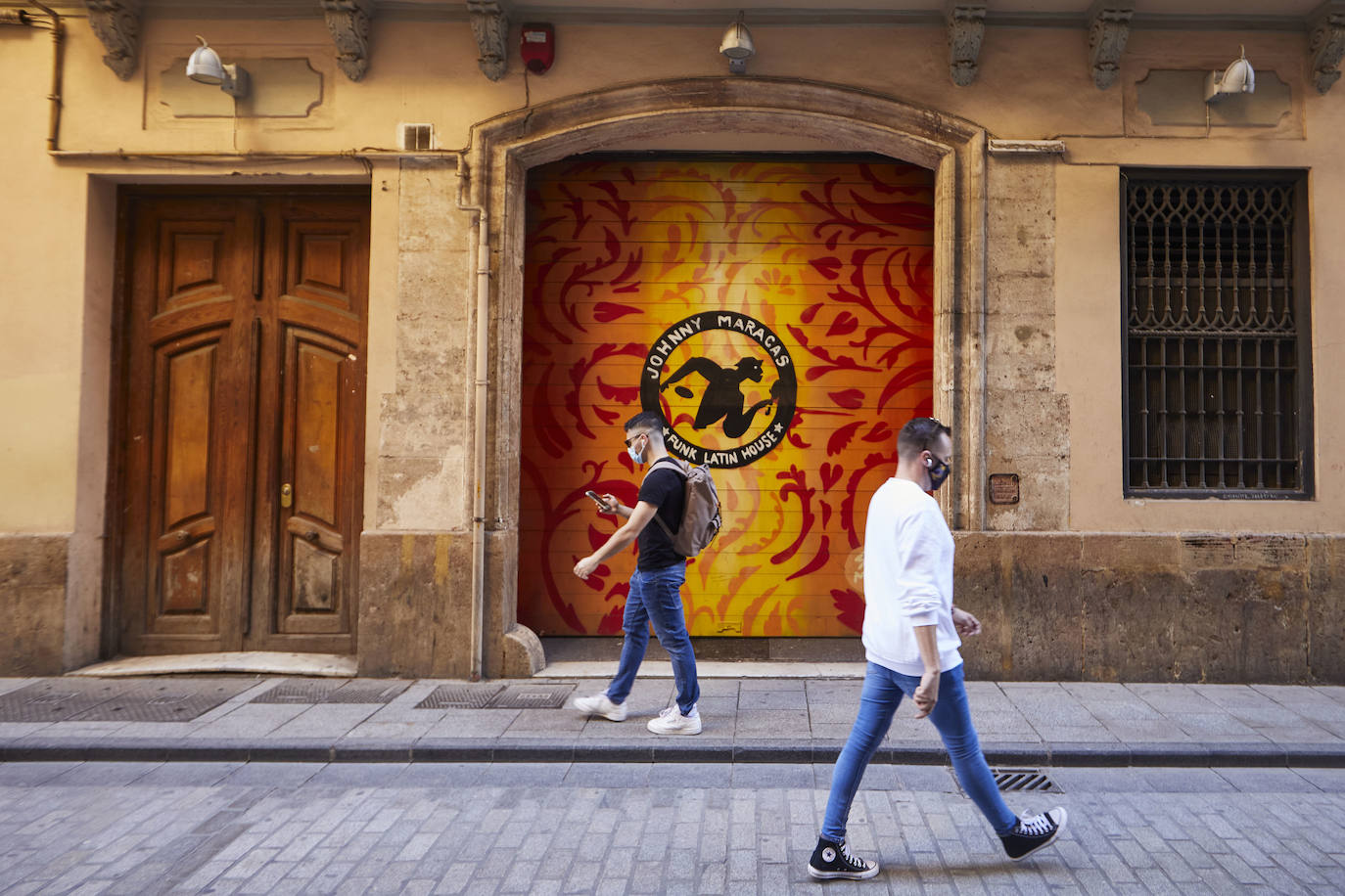 Decenas de bares y comercios del casco antiguo bajan la persiana, acorralados por las restricciones de aforo y los elevados alquileres, el 50% de los hosteleros de Valencia no seguirán abiertos en enero. 