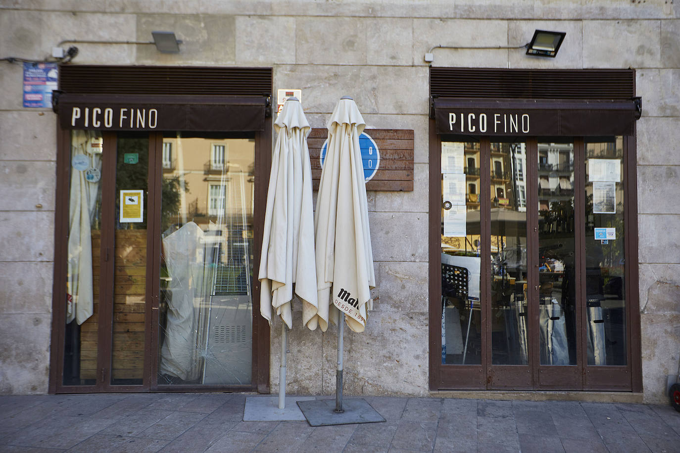 Decenas de bares y comercios del casco antiguo bajan la persiana, acorralados por las restricciones de aforo y los elevados alquileres, el 50% de los hosteleros de Valencia no seguirán abiertos en enero. 