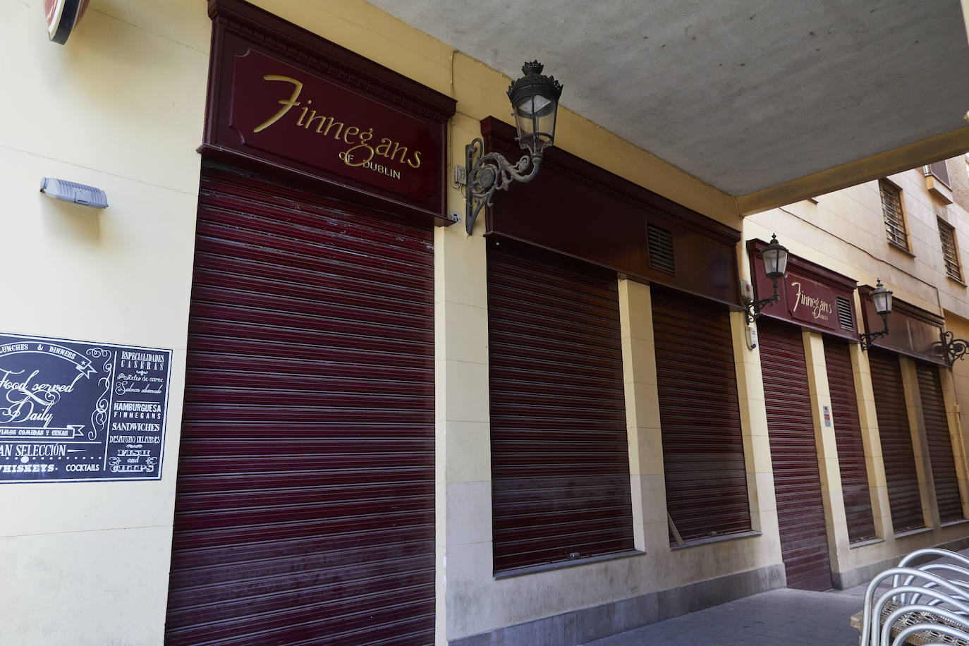 Decenas de bares y comercios del casco antiguo bajan la persiana, acorralados por las restricciones de aforo y los elevados alquileres, el 50% de los hosteleros de Valencia no seguirán abiertos en enero. 