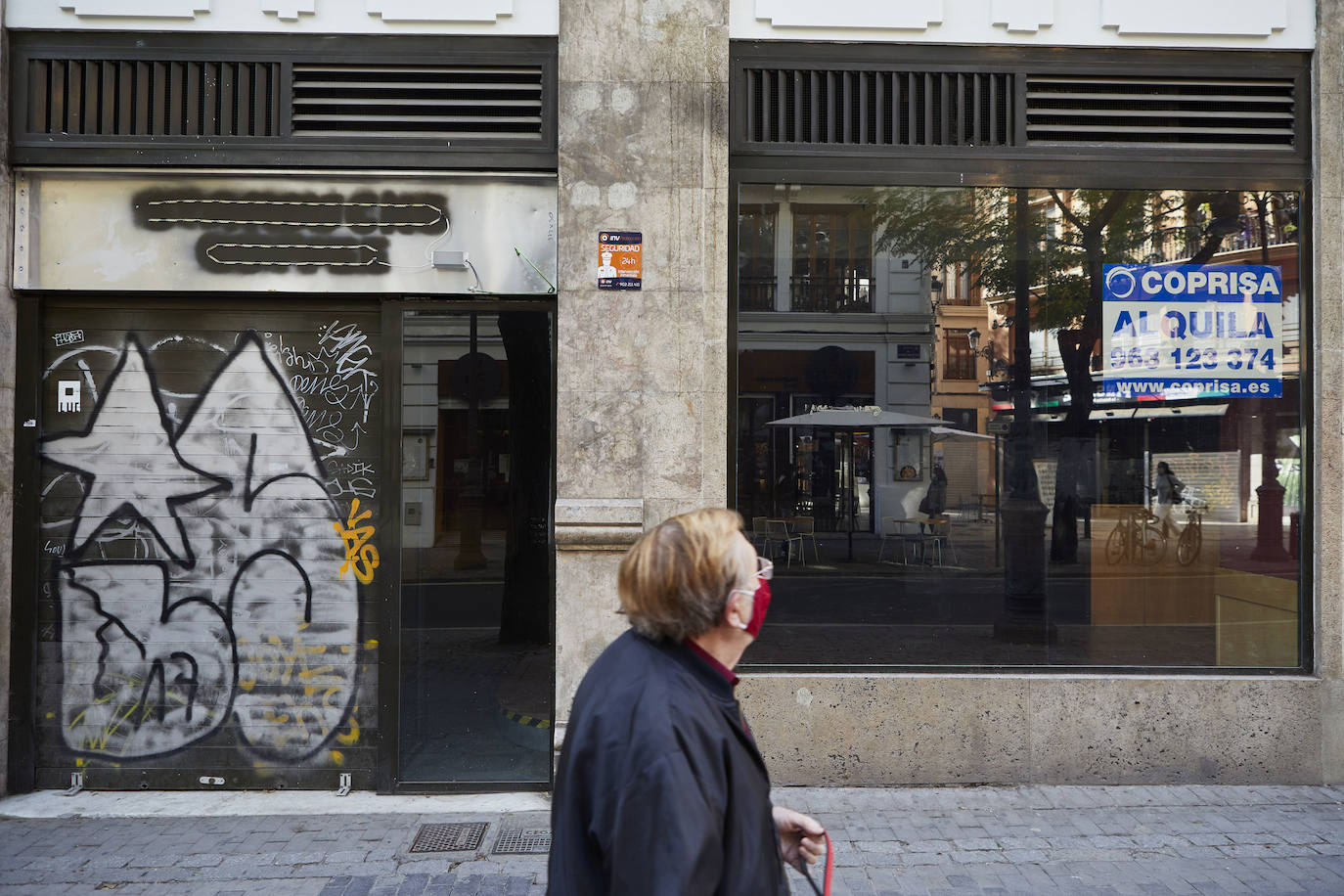 Decenas de bares y comercios del casco antiguo bajan la persiana, acorralados por las restricciones de aforo y los elevados alquileres, el 50% de los hosteleros de Valencia no seguirán abiertos en enero. 