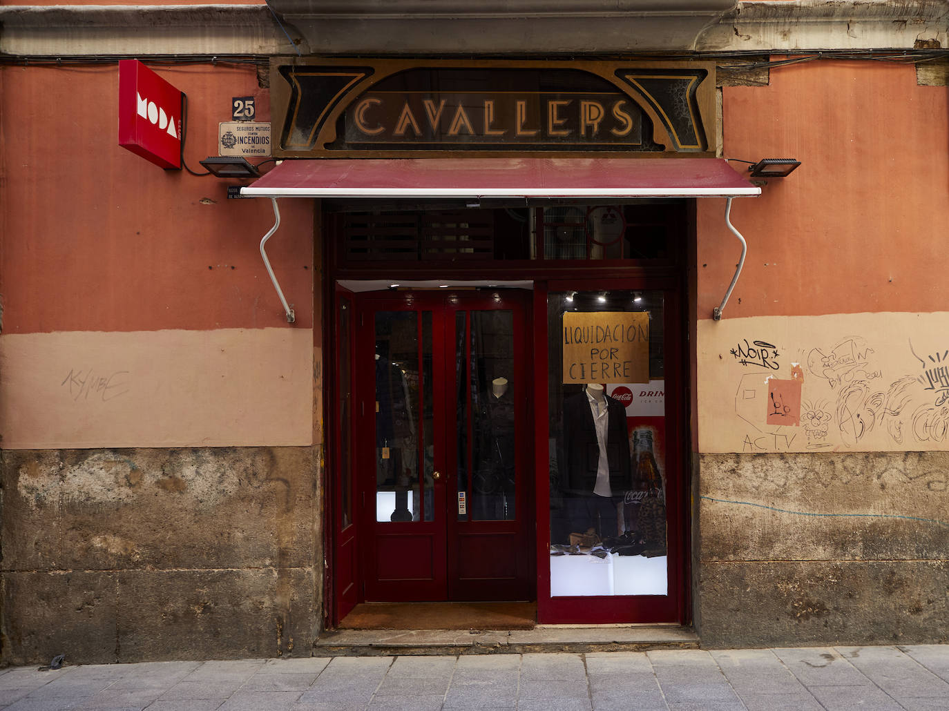 Decenas de bares y comercios del casco antiguo bajan la persiana, acorralados por las restricciones de aforo y los elevados alquileres, el 50% de los hosteleros de Valencia no seguirán abiertos en enero. 