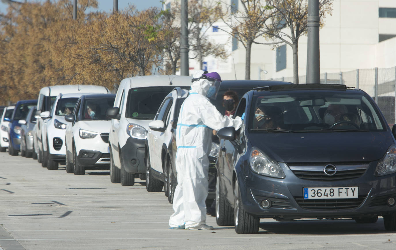 Este lunes, conductores de decenas de coches han hecho cola ante el hospital de campaña de La Fe de Valencia para la realización de pruebas de detección de covid-19. 