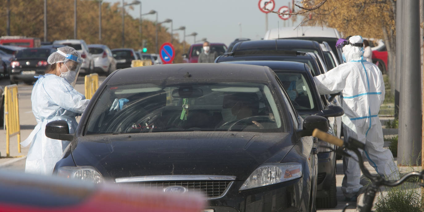 Este lunes, conductores de decenas de coches han hecho cola ante el hospital de campaña de La Fe de Valencia para la realización de pruebas de detección de covid-19. 