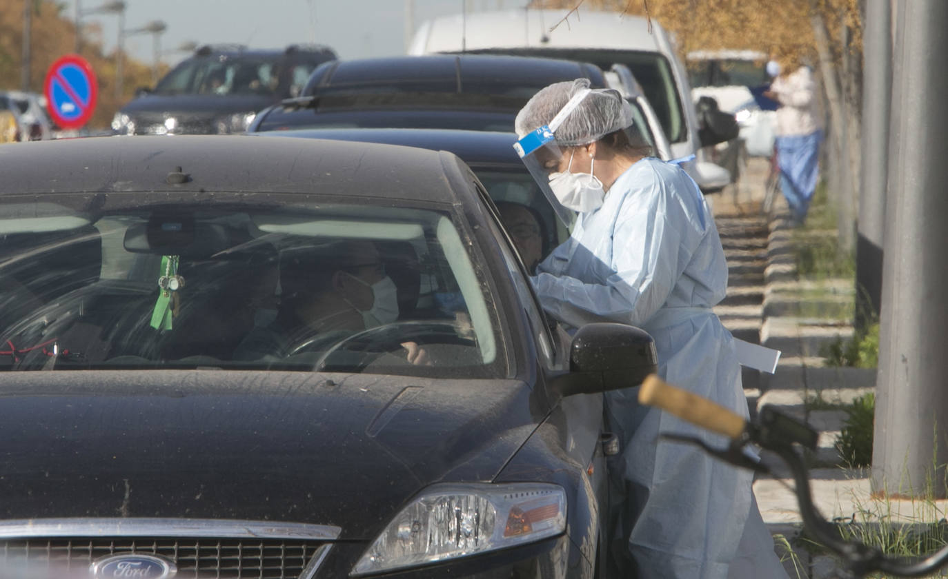 Este lunes, conductores de decenas de coches han hecho cola ante el hospital de campaña de La Fe de Valencia para la realización de pruebas de detección de covid-19. 