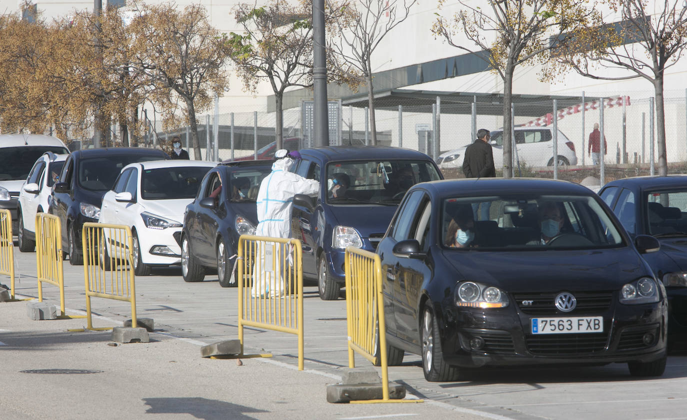 Este lunes, conductores de decenas de coches han hecho cola ante el hospital de campaña de La Fe de Valencia para la realización de pruebas de detección de covid-19. 