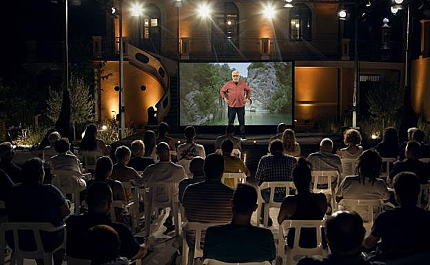 Imagen principal - Leo Harlem se estrena en «El Paisano» descubriendo las propiedades excepcionales del agua del interior de la Comunitat