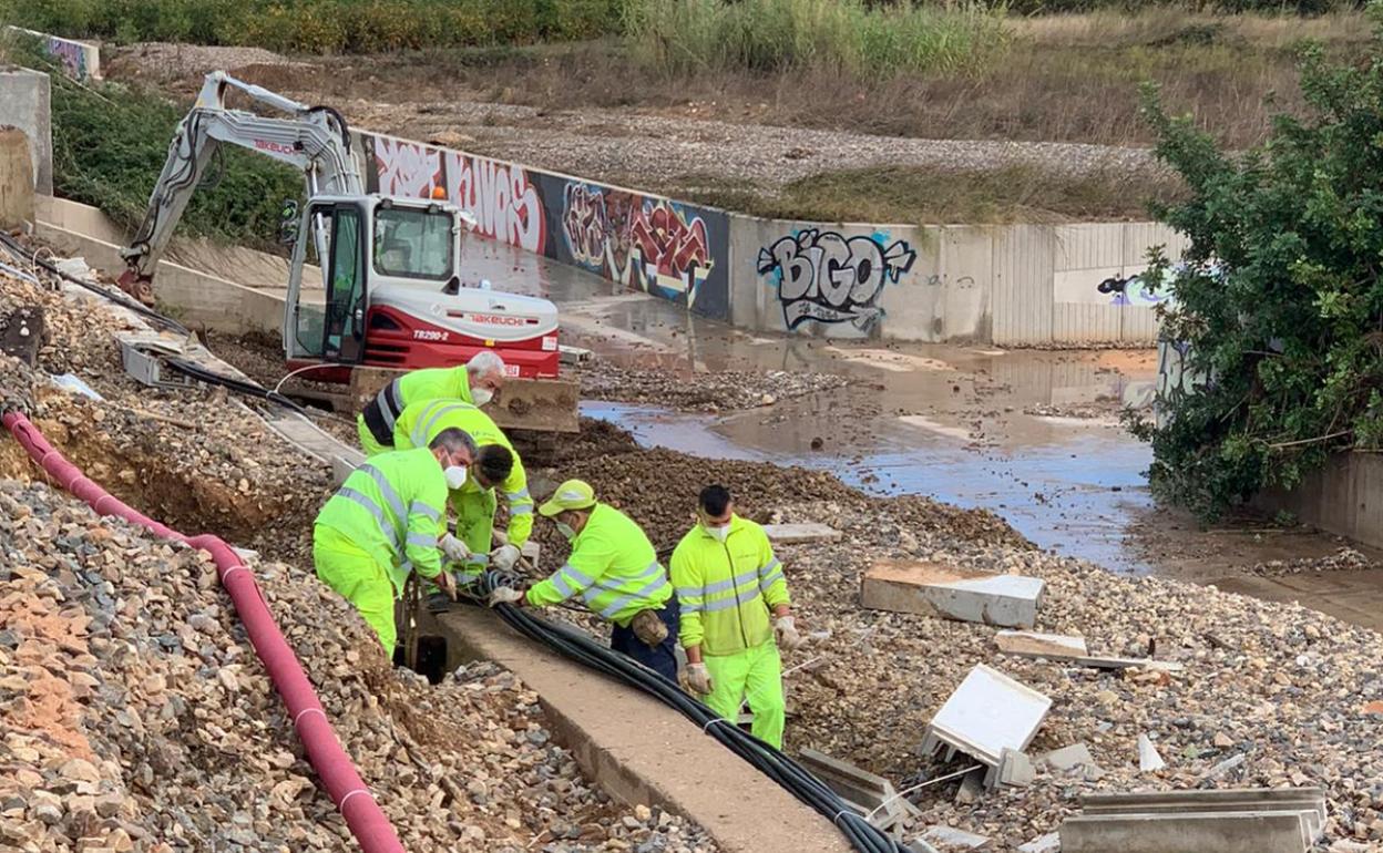 Operarios reparando la vía afectada. 