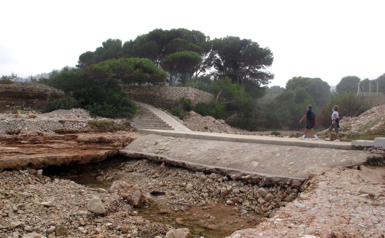 Socavón provocado por el fuerte oleaje en la zona de Les Rotes, en la zona sur del término municipal de Dénia. 
