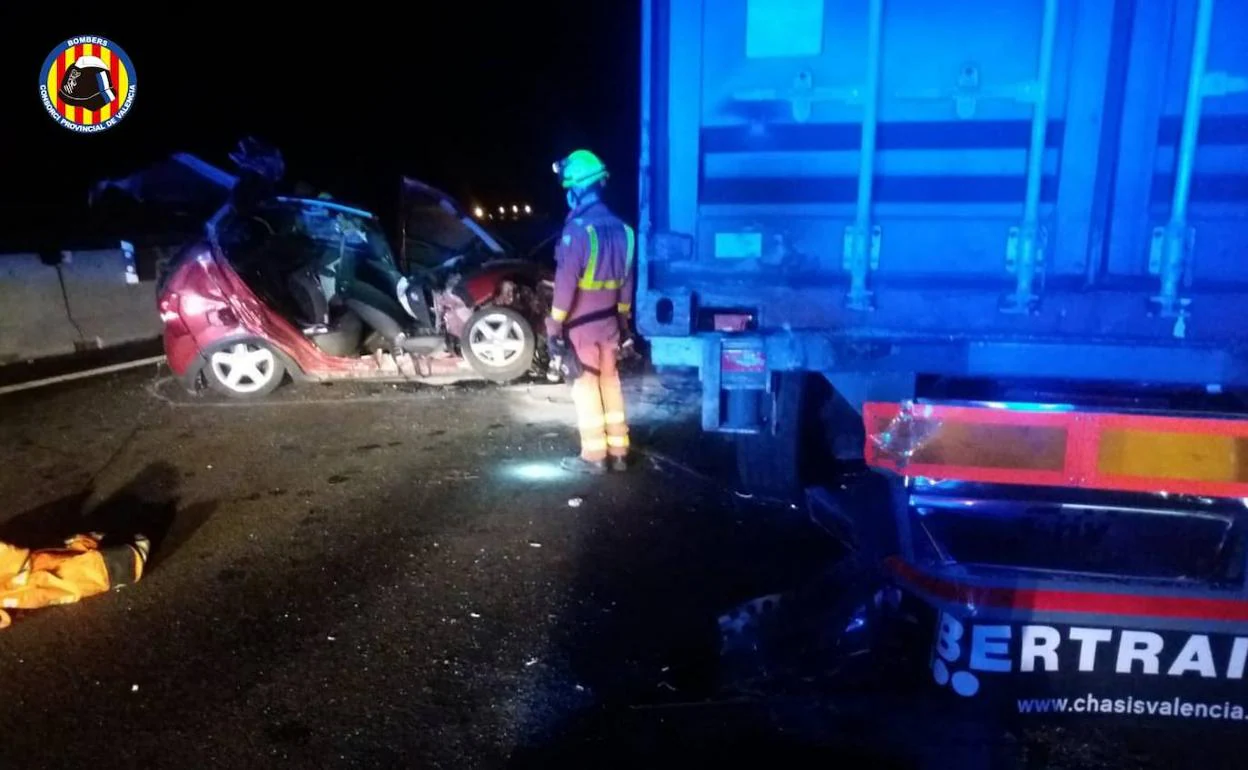 Así quedó el turismo tras la colisión con el camión. 