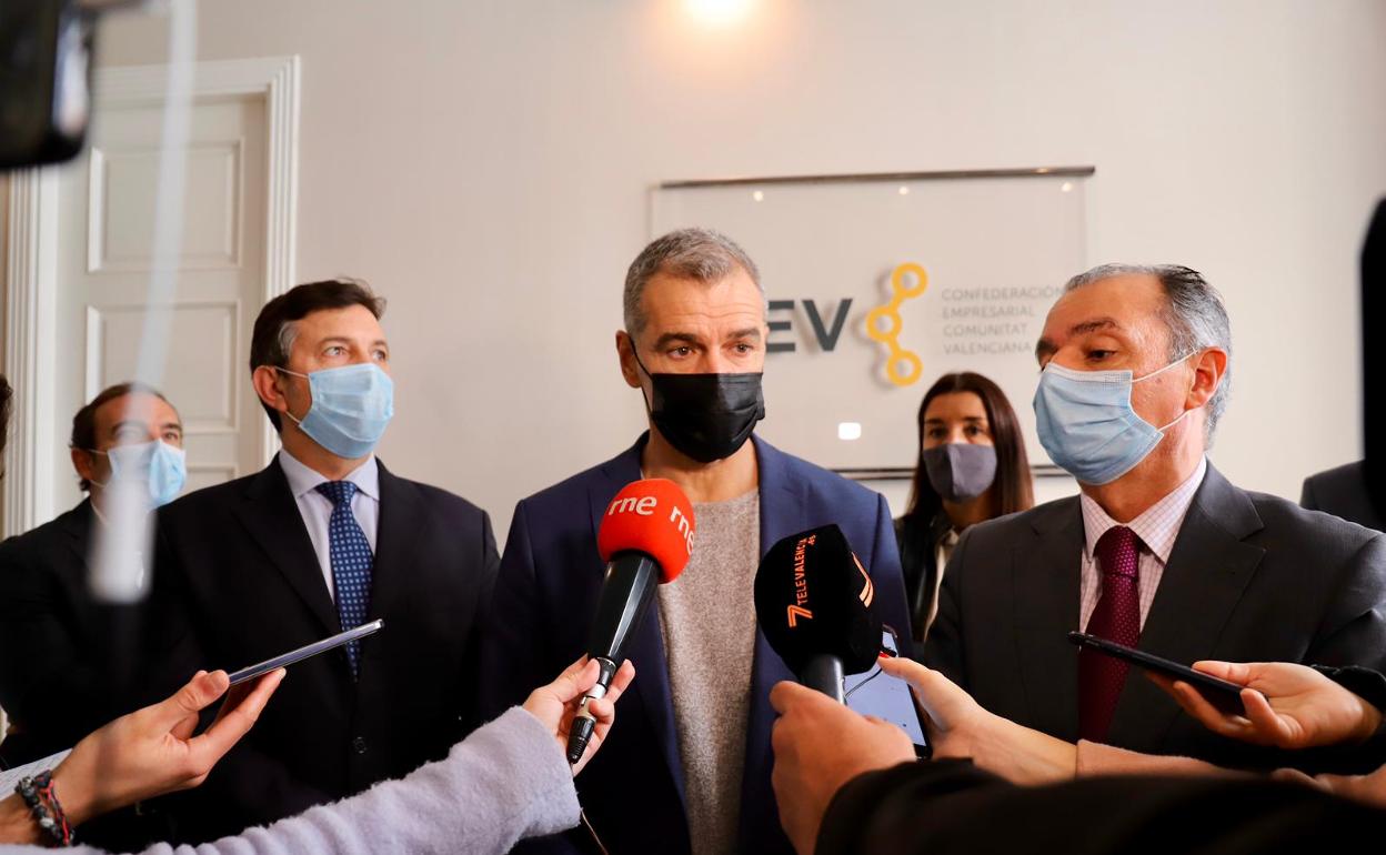 Vicente Lafuente y Salvador Navarro (CEV), junto a Toni Cantó (Ciudadanos), esta mañana.