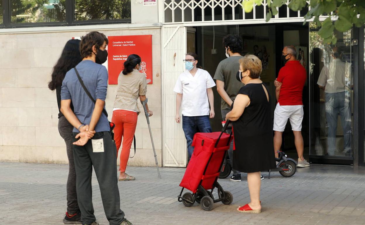 Imagen de archivo de colas ante un centro de salud de Valencia.