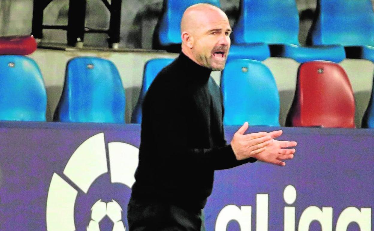 Paco López anima a sus futbolistas durante el encuentro ante el Alavés en el Ciutat de València.