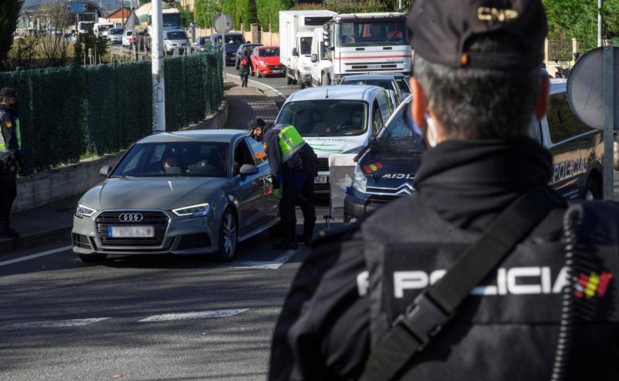 Agentes de la Policía Nacional durante un control.