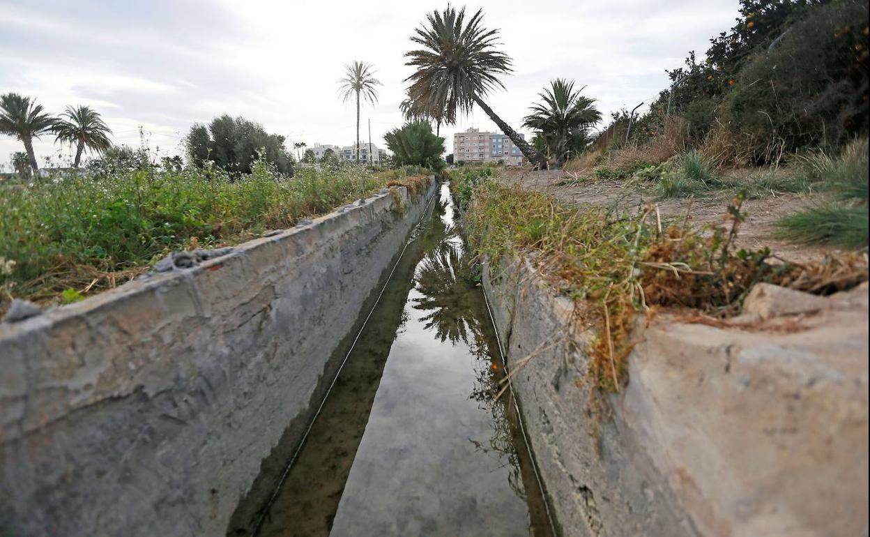 La acequia en la apareció el cuerpo de la mujer