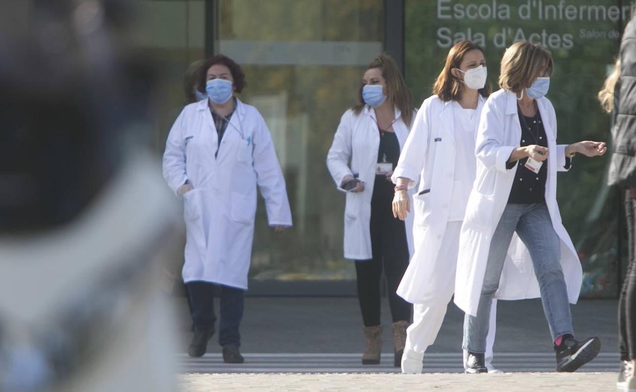 Sanitarios a las puertas del Hospital La Fe. 