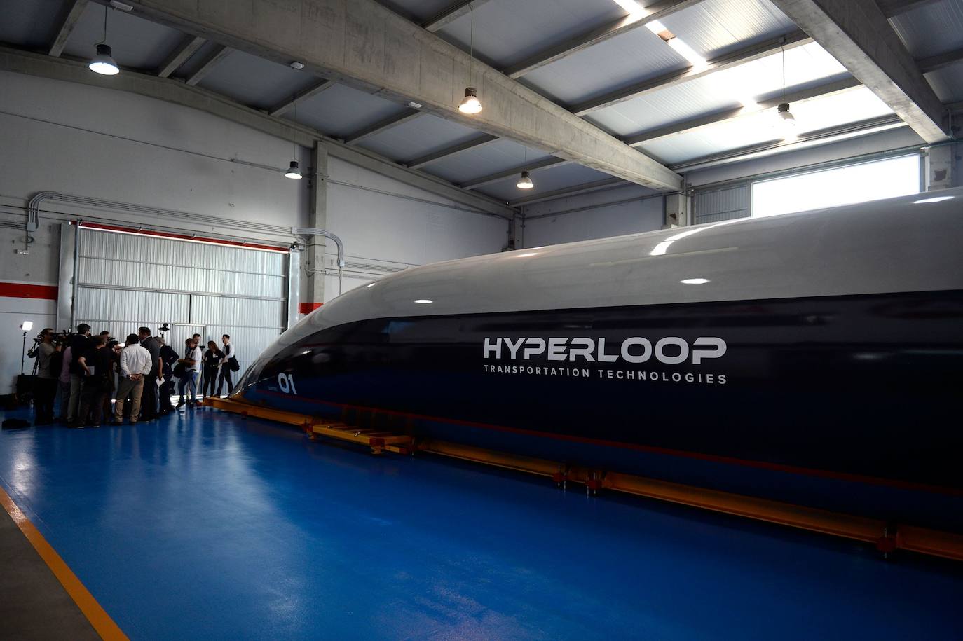 El tren del futuro ha llegado, un medio de transporte que aspira a alcanzar los 1.300 kilómetros por hora. Se trata de un tren de la empresa Virgin Hyperloop que ya ha realizado su primer viaje con pasajeros. Utiliza un sistema consistente en desplazar en suspensión cápsulas por el interior de tubos a baja presión colocados sobre pilones. 