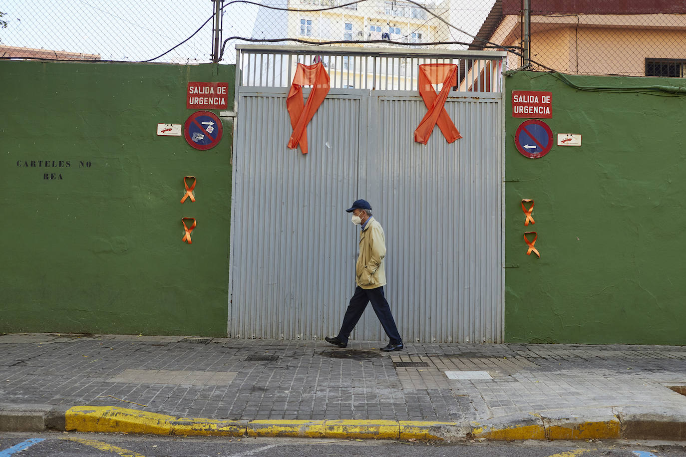 Los colegios concertados y privados de Valencia han protagonizado una marea naranja para mostrar su rechazo a la ley Celaá. Para ello, han colgado esta mañana lazos naranjas en fachadas, ventanales, clases y zonas comunes de las instalaciones para visibilizar su oposición a una reforma educativa que implicará una pérdida de peso para la enseñanza de iniciativa social sostenida con fondos públicos. 