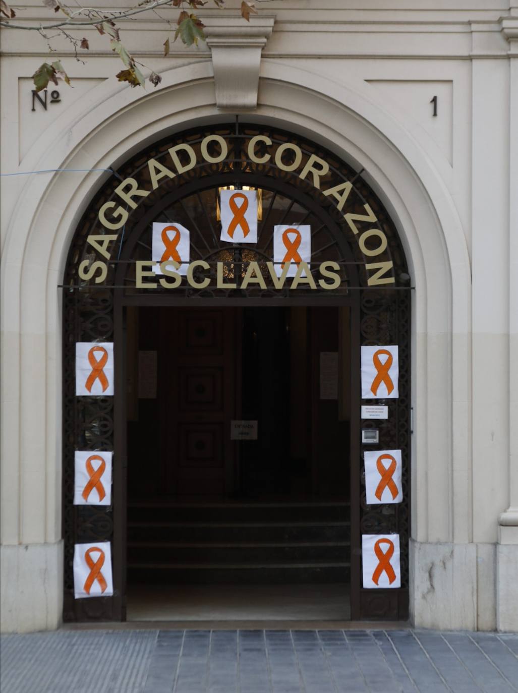 Los colegios concertados y privados de Valencia han protagonizado una marea naranja para mostrar su rechazo a la ley Celaá. Para ello, han colgado esta mañana lazos naranjas en fachadas, ventanales, clases y zonas comunes de las instalaciones para visibilizar su oposición a una reforma educativa que implicará una pérdida de peso para la enseñanza de iniciativa social sostenida con fondos públicos. 