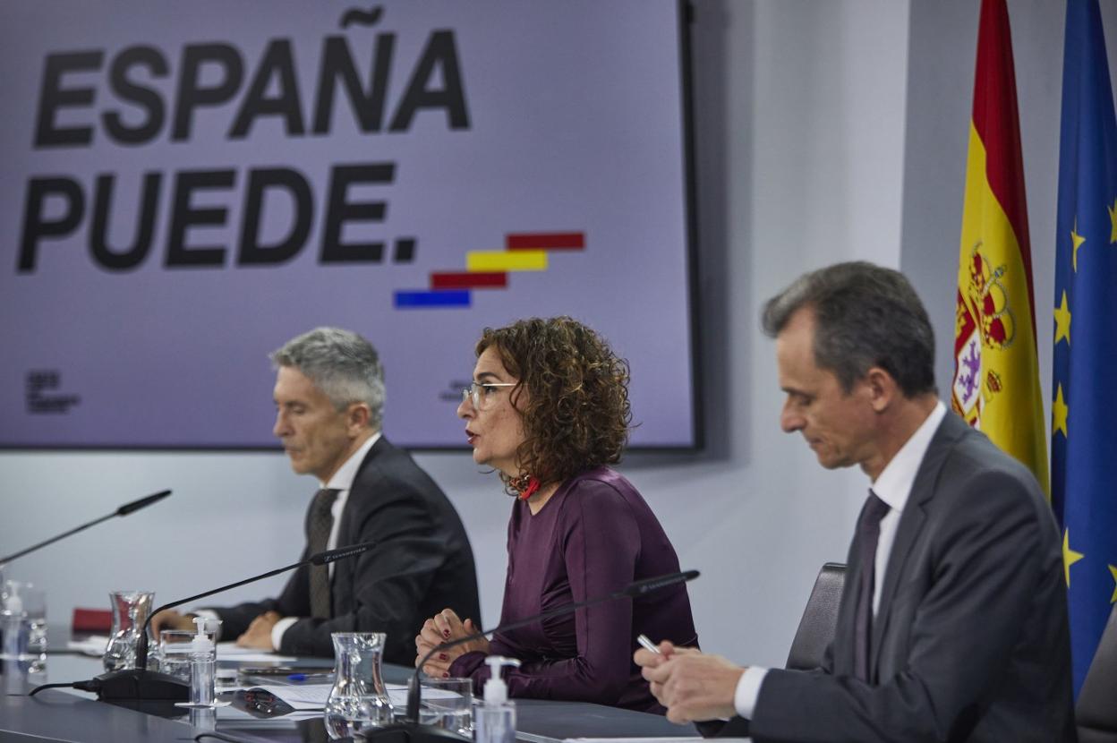 El ministro del Interior, la ministra portavoz y de Hacienda y el ministro de Ciencia e Innovación, durante la rueda de prensa, tras el Consejo de Ministros. ep