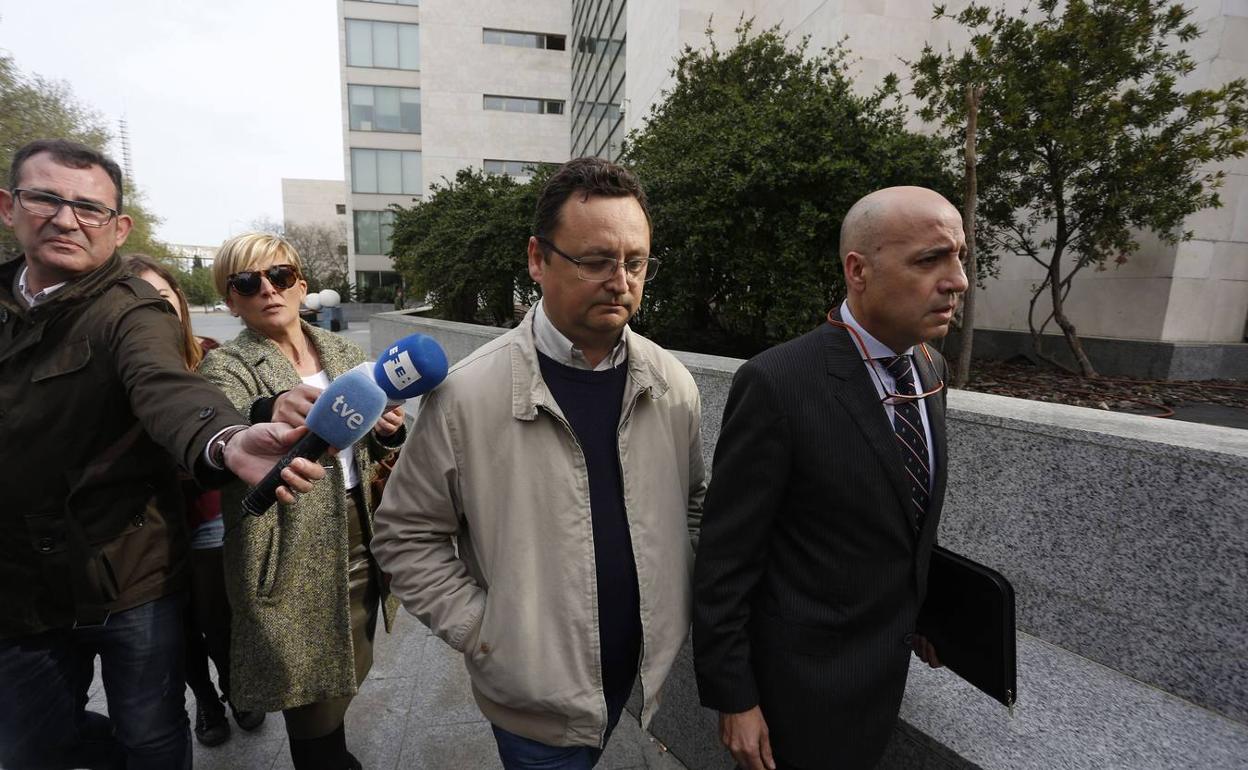 Tauroni y su abogado, en las puertas de la Ciudad de la Justicia.