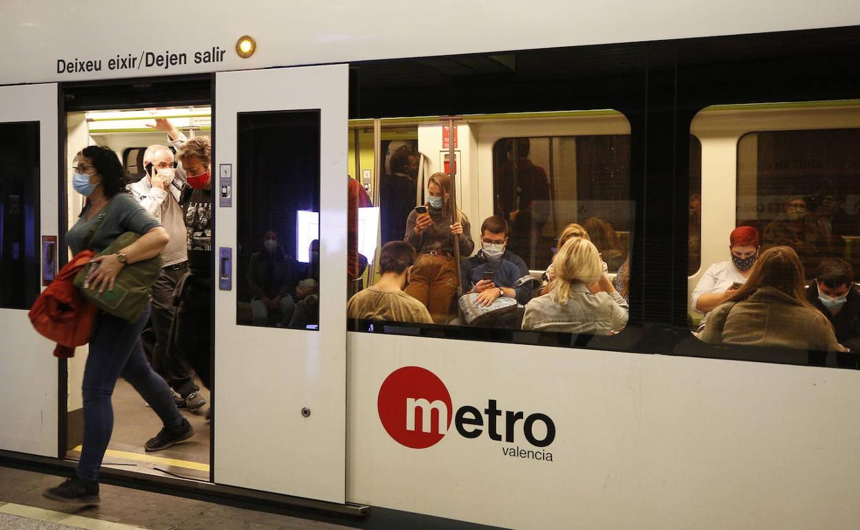 Pasajeros en una estación de metro. 