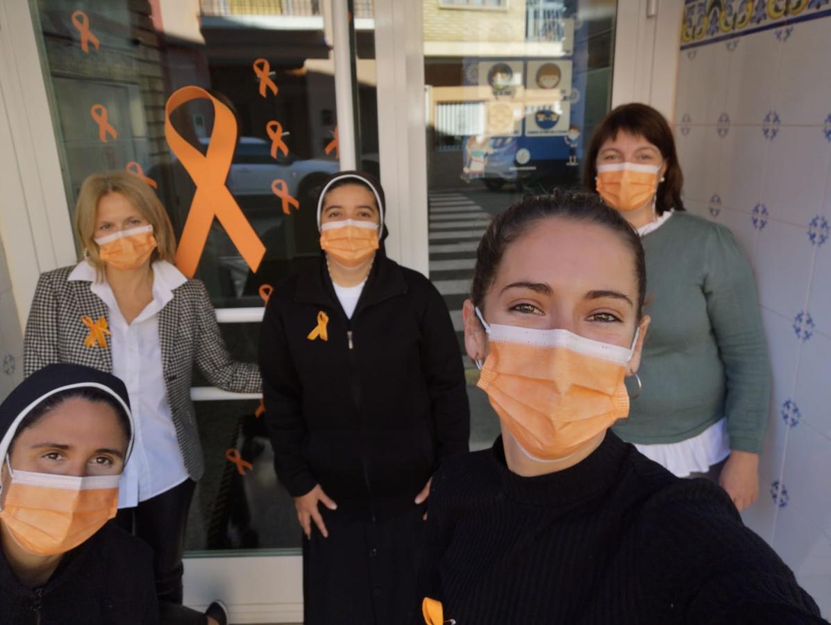 Los colegios concertados y privados de Valencia han protagonizado una marea naranja para mostrar su rechazo a la ley Celaá. Para ello, han colgado esta mañana lazos naranjas en fachadas, ventanales, clases y zonas comunes de las instalaciones para visibilizar su oposición a una reforma educativa que implicará una pérdida de peso para la enseñanza de iniciativa social sostenida con fondos públicos. 