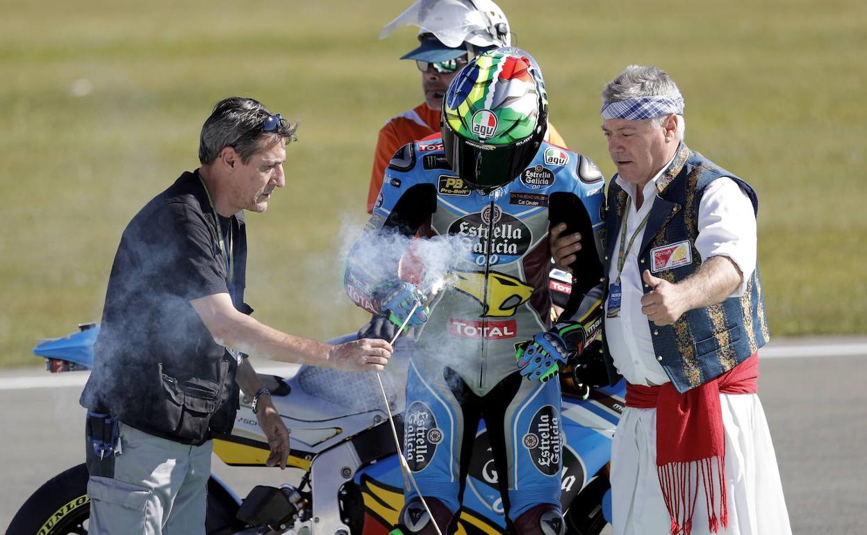 El italiano Franco Morbidelli dispara una traca en el circuito, en una imagen de archivo.