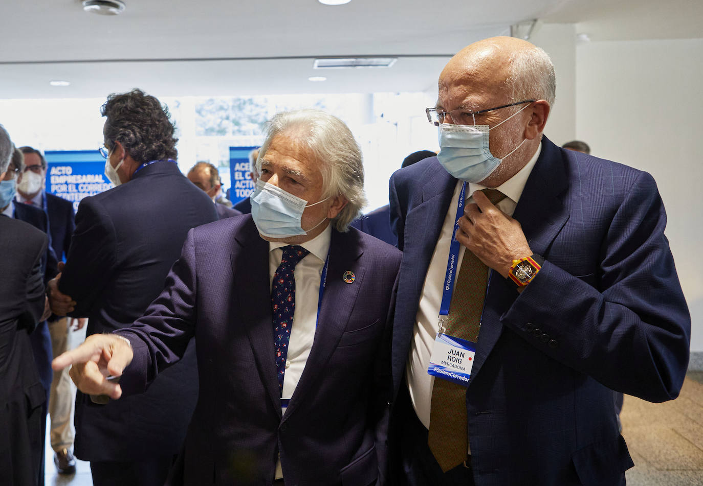 El presidente de la Generalitat, Ximo Puig, el ministro de Transportes, José Luis Ábalos, el presidente de la Asociación Valenciana de Empresarios (AVE), Vicente Boluda, y el presidente de Barceló Hotel Group, Simón Pedro Barceló, entre otros, han participado en el encuentro empresarial sobre el Corredor Mediterráneo que ha tenido lugar este jueves en Valencia.