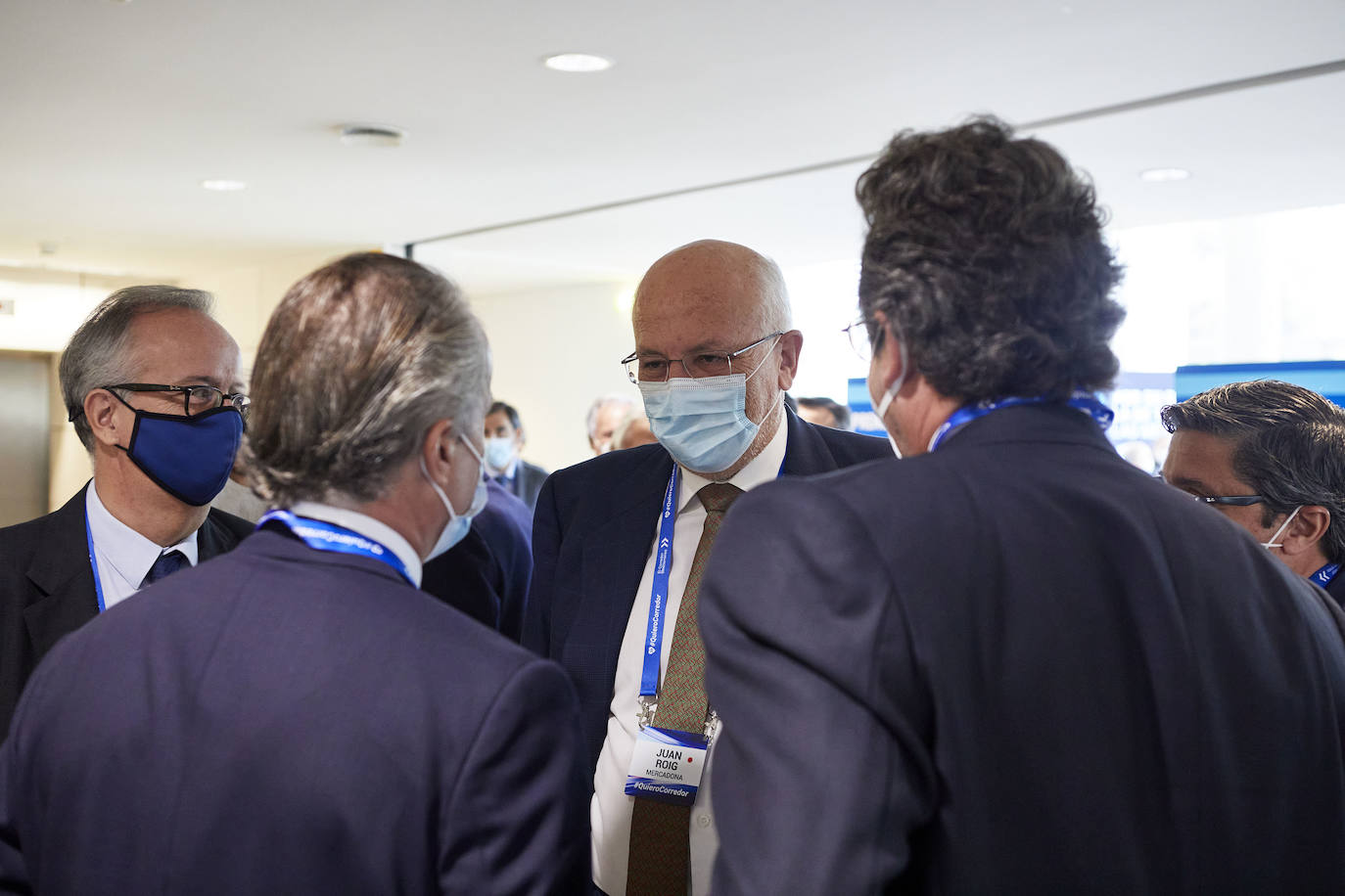 El presidente de la Generalitat, Ximo Puig, el ministro de Transportes, José Luis Ábalos, el presidente de la Asociación Valenciana de Empresarios (AVE), Vicente Boluda, y el presidente de Barceló Hotel Group, Simón Pedro Barceló, entre otros, han participado en el encuentro empresarial sobre el Corredor Mediterráneo que ha tenido lugar este jueves en Valencia.