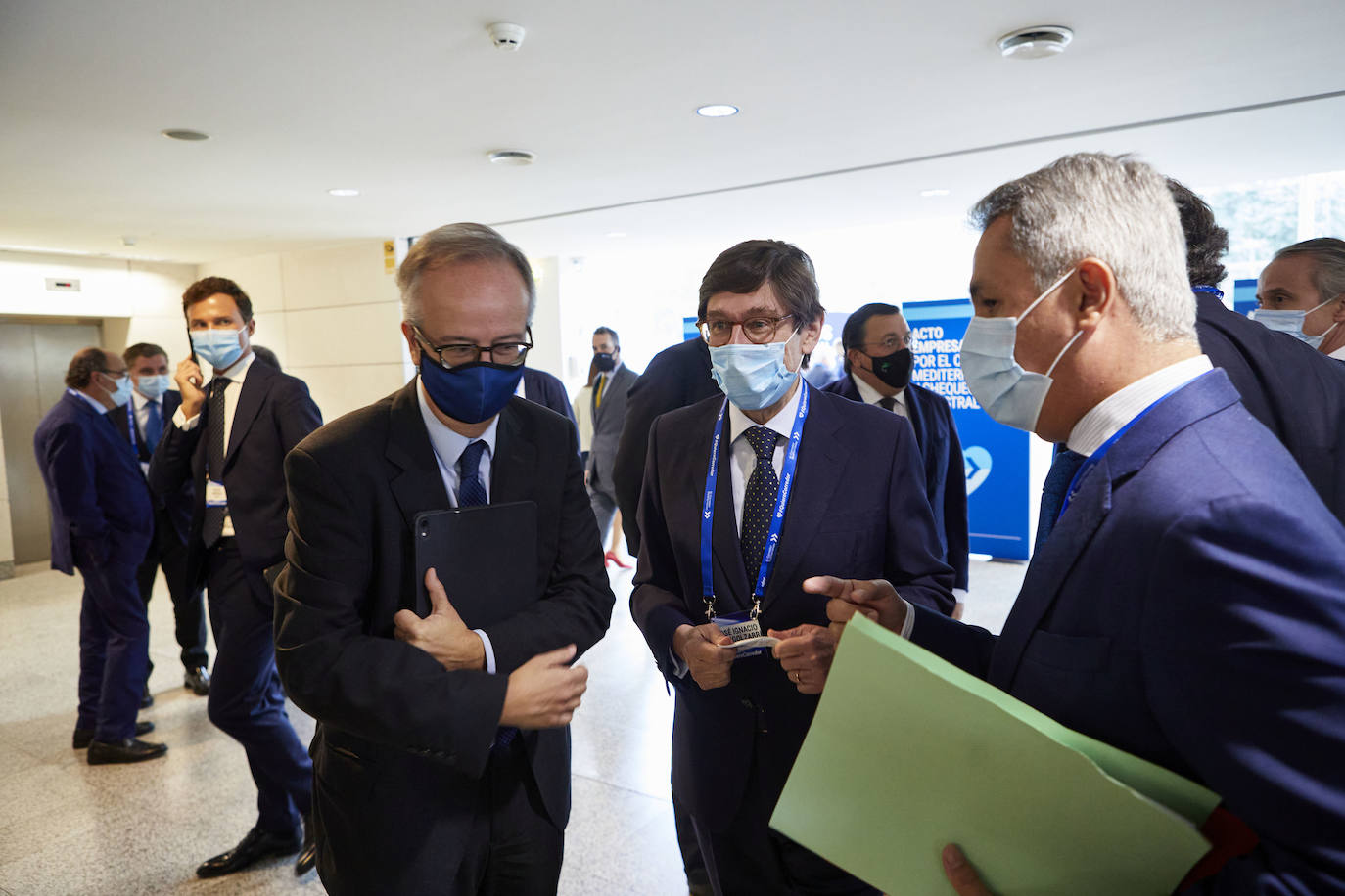 El presidente de la Generalitat, Ximo Puig, el ministro de Transportes, José Luis Ábalos, el presidente de la Asociación Valenciana de Empresarios (AVE), Vicente Boluda, y el presidente de Barceló Hotel Group, Simón Pedro Barceló, entre otros, han participado en el encuentro empresarial sobre el Corredor Mediterráneo que ha tenido lugar este jueves en Valencia.