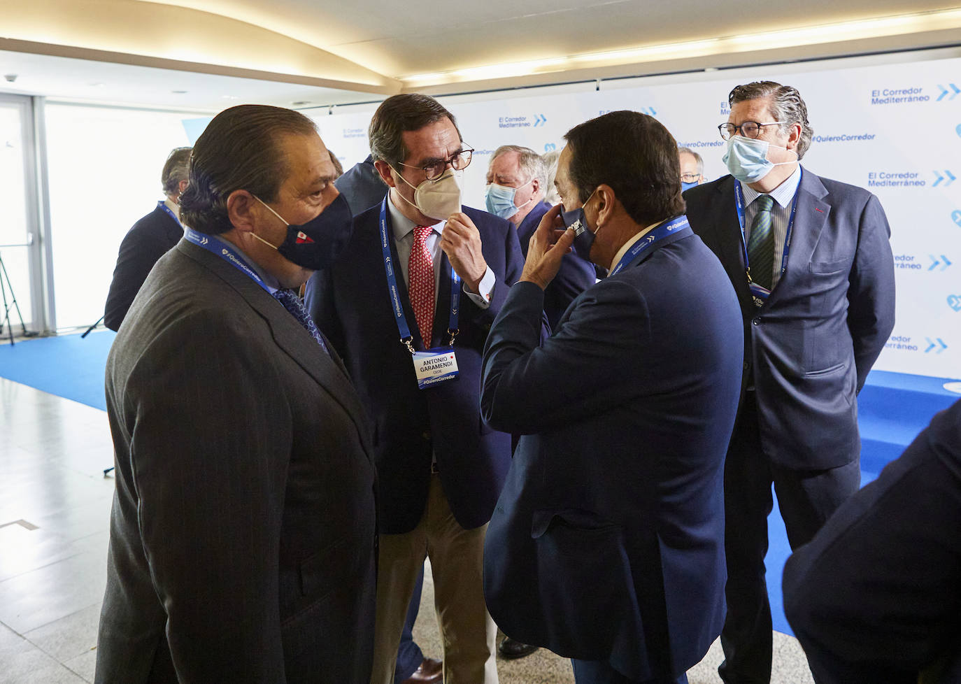 El presidente de la Generalitat, Ximo Puig, el ministro de Transportes, José Luis Ábalos, el presidente de la Asociación Valenciana de Empresarios (AVE), Vicente Boluda, y el presidente de Barceló Hotel Group, Simón Pedro Barceló, entre otros, han participado en el encuentro empresarial sobre el Corredor Mediterráneo que ha tenido lugar este jueves en Valencia.