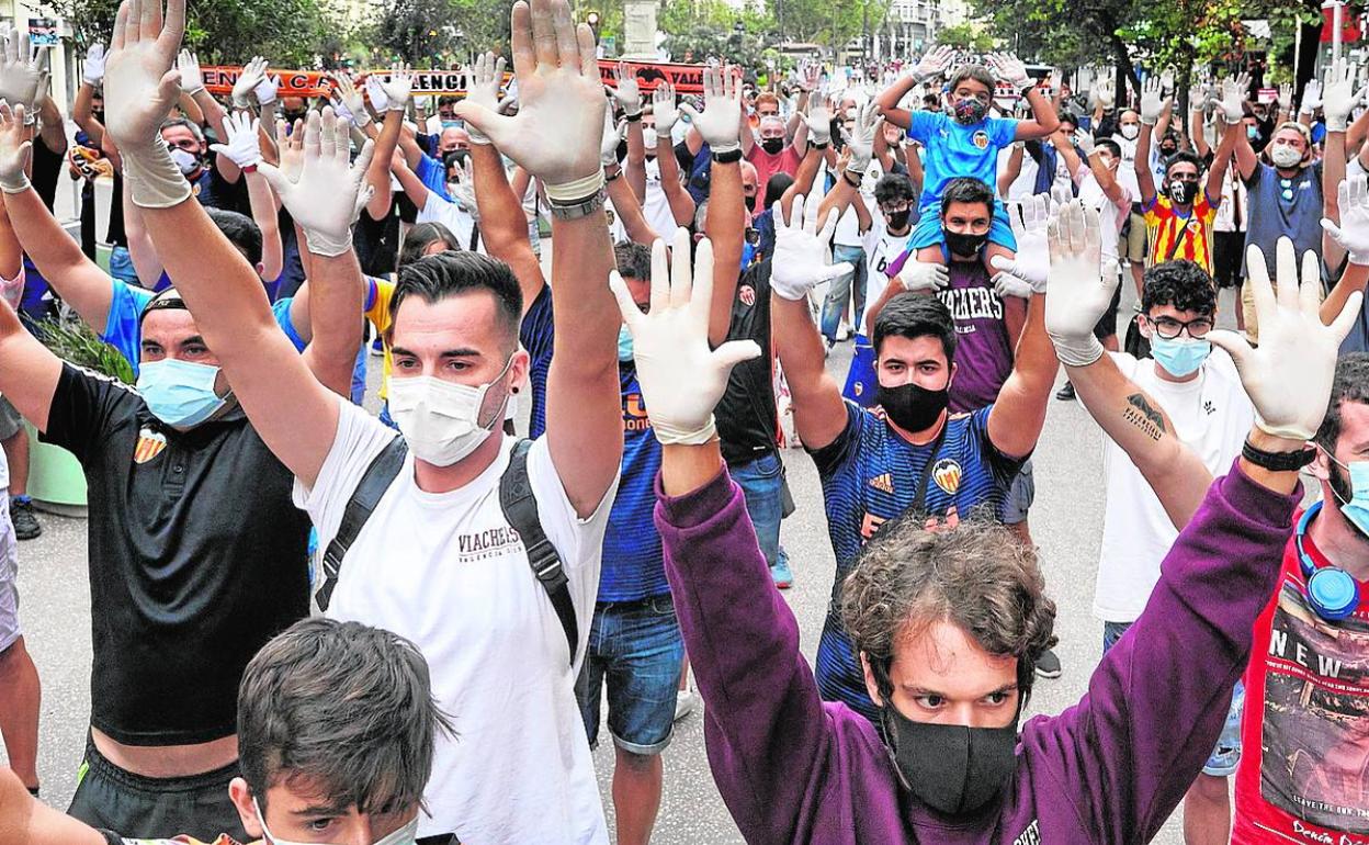 El valencianismo convocó este verano varias concentraciones contra la gestión de Meriton.