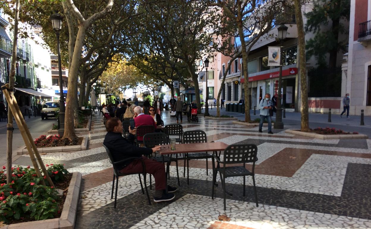 Una de las terrazas de bares y cafeterías ubicadas en el paseo Germanías de Gandias. 