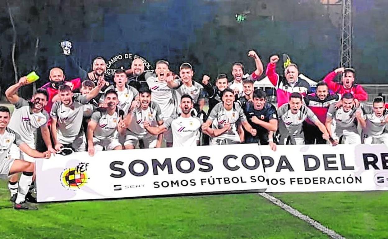 Los jugadores de Buñol celebran la clasificación tras ganar en Gran Canaria al Guía.