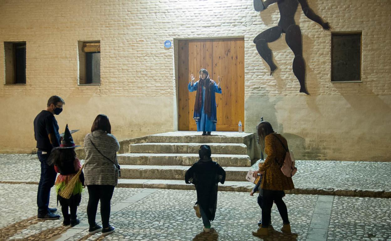 Una de las representaciones teatrales dels Monstres Valencians con motivo de Todos los  Santos.  