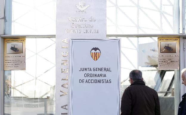 El Valencia prevé vender jugadores por 41 millones y cerrar el ejercicio con 26 de déficit