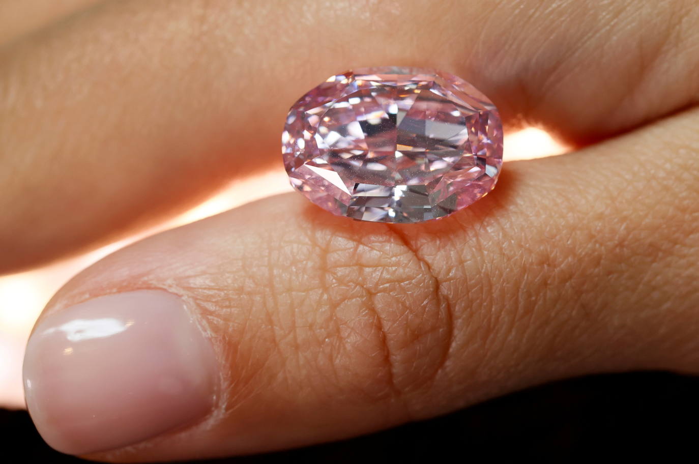 Una excepcional joya rosa, obtenida a partir del mayor diamante bruto rosa hallado en Rusia,ha sido vendida por 26,6 millones de dólares (comisiones incluidas) en una subasta en Ginebra organizada por Sotheby's. 