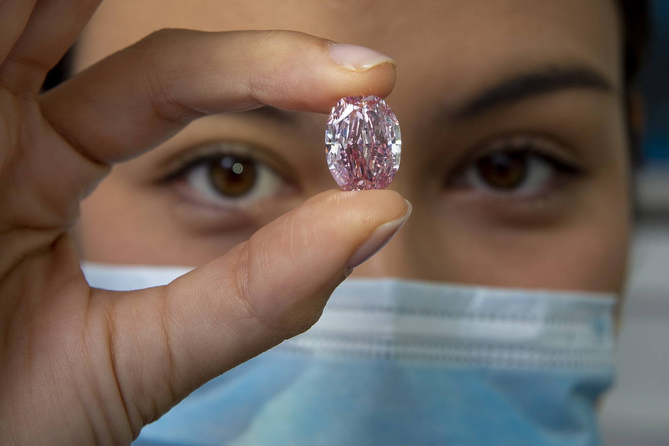 Una excepcional joya rosa, obtenida a partir del mayor diamante bruto rosa hallado en Rusia,ha sido vendida por 26,6 millones de dólares (comisiones incluidas) en una subasta en Ginebra organizada por Sotheby's. 