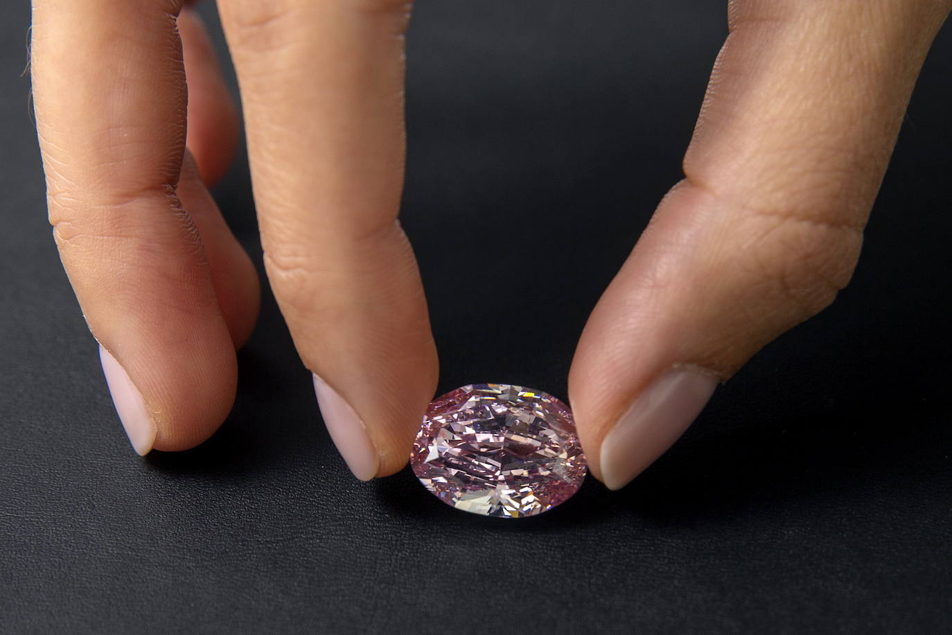 Una excepcional joya rosa, obtenida a partir del mayor diamante bruto rosa hallado en Rusia,ha sido vendida por 26,6 millones de dólares (comisiones incluidas) en una subasta en Ginebra organizada por Sotheby's. 