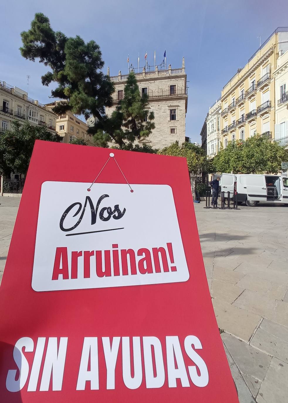 La hostelería se ha movilizado en Valencia para reivindicar de un plan de ayudas para la supervivencia del sector.