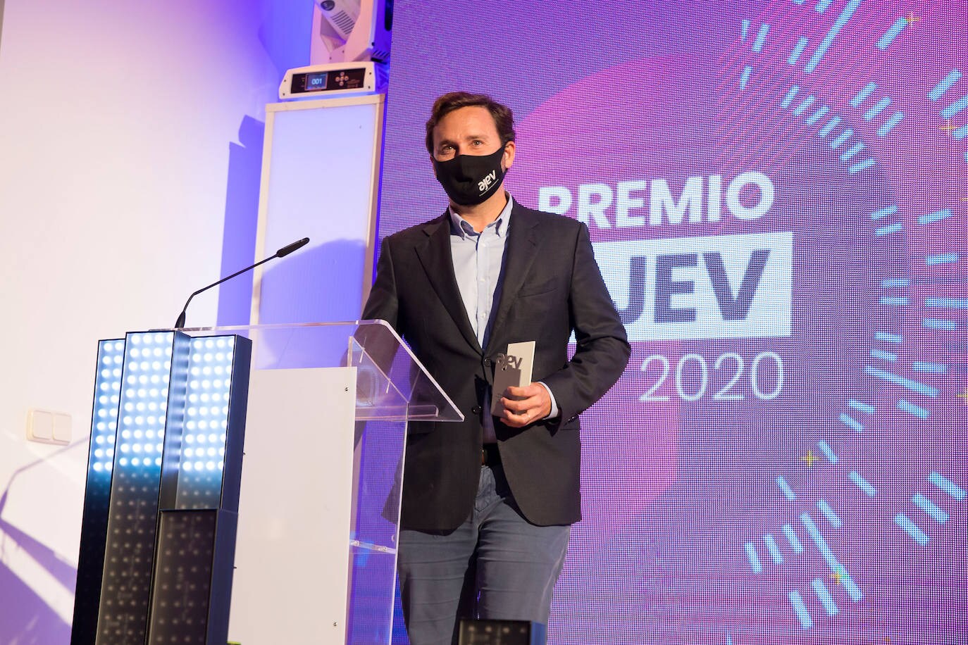 La Asociación de Jóvenes Empresarios de Valencia ha celebrado este jueves la gala de entrega de los Premios AJEV 2020 de forma híbrida: presencialmente en el auditorio de la CEV y vía streaming a través de su canal de Youtube. La edición 2020 de los Premios AJEV ha estado marcada por una gran novedad, y es que todos sus asociados y asociadas han recibido el reconocimiento a la categoría principal, la del Joven Empresario/a del Año.