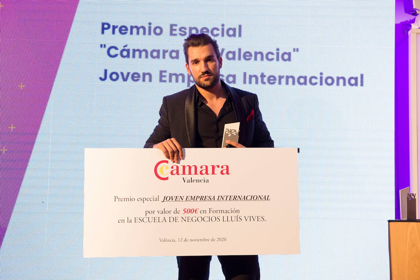 La Asociación de Jóvenes Empresarios de Valencia ha celebrado este jueves la gala de entrega de los Premios AJEV 2020 de forma híbrida: presencialmente en el auditorio de la CEV y vía streaming a través de su canal de Youtube. La edición 2020 de los Premios AJEV ha estado marcada por una gran novedad, y es que todos sus asociados y asociadas han recibido el reconocimiento a la categoría principal, la del Joven Empresario/a del Año.