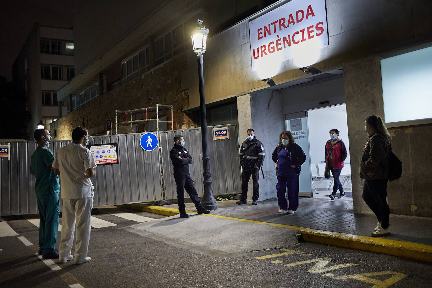 Tras el toque de queda, las calles de Valencia se vacían y reina el silencio. Los únicos testigos, los trabajadores nocturnos que antienen en marcha los servicios pese al escaso trabajo para conductores y la caída de ventas en farmacias y gasolineras. 