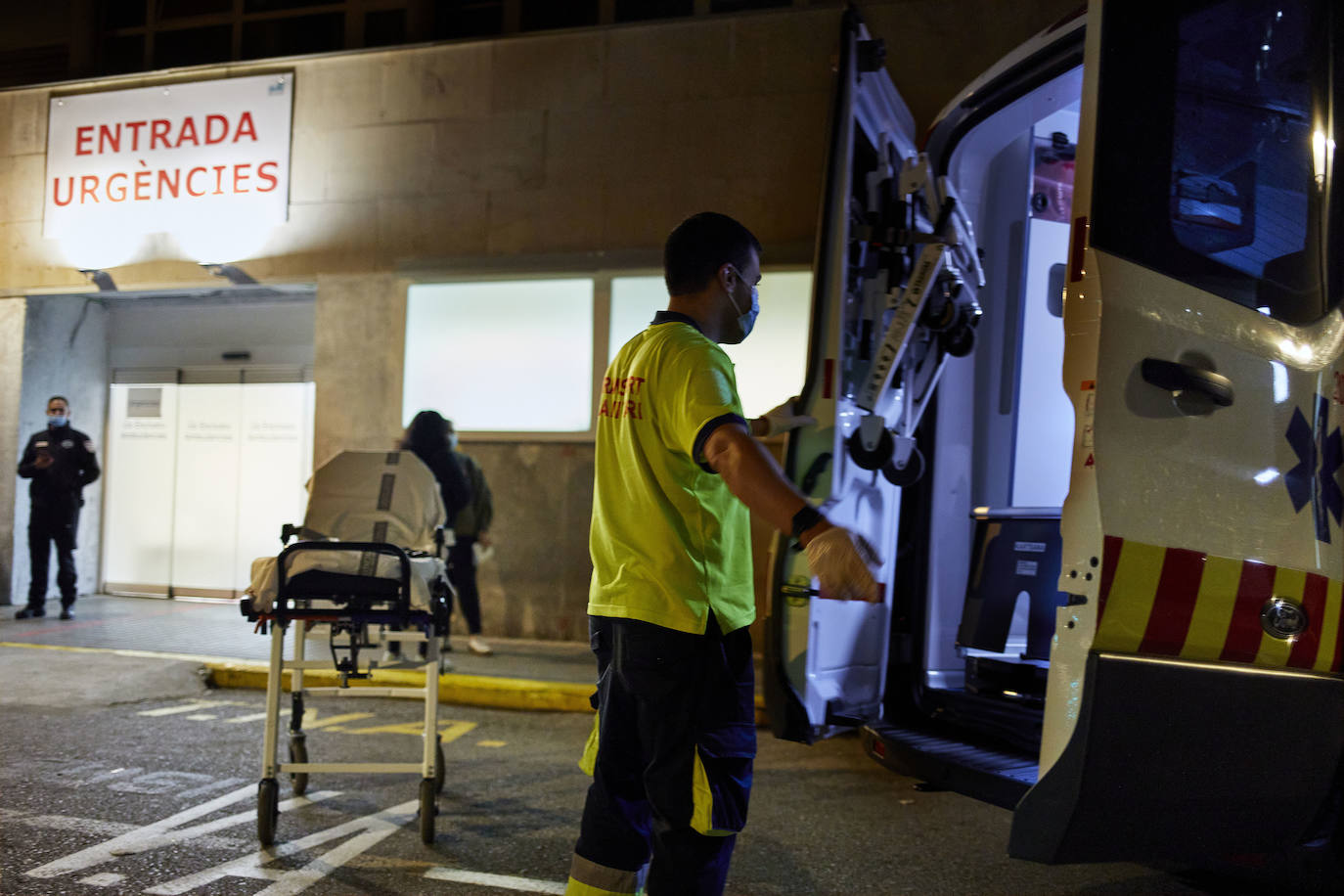 Tras el toque de queda, las calles de Valencia se vacían y reina el silencio. Los únicos testigos, los trabajadores nocturnos que antienen en marcha los servicios pese al escaso trabajo para conductores y la caída de ventas en farmacias y gasolineras. 