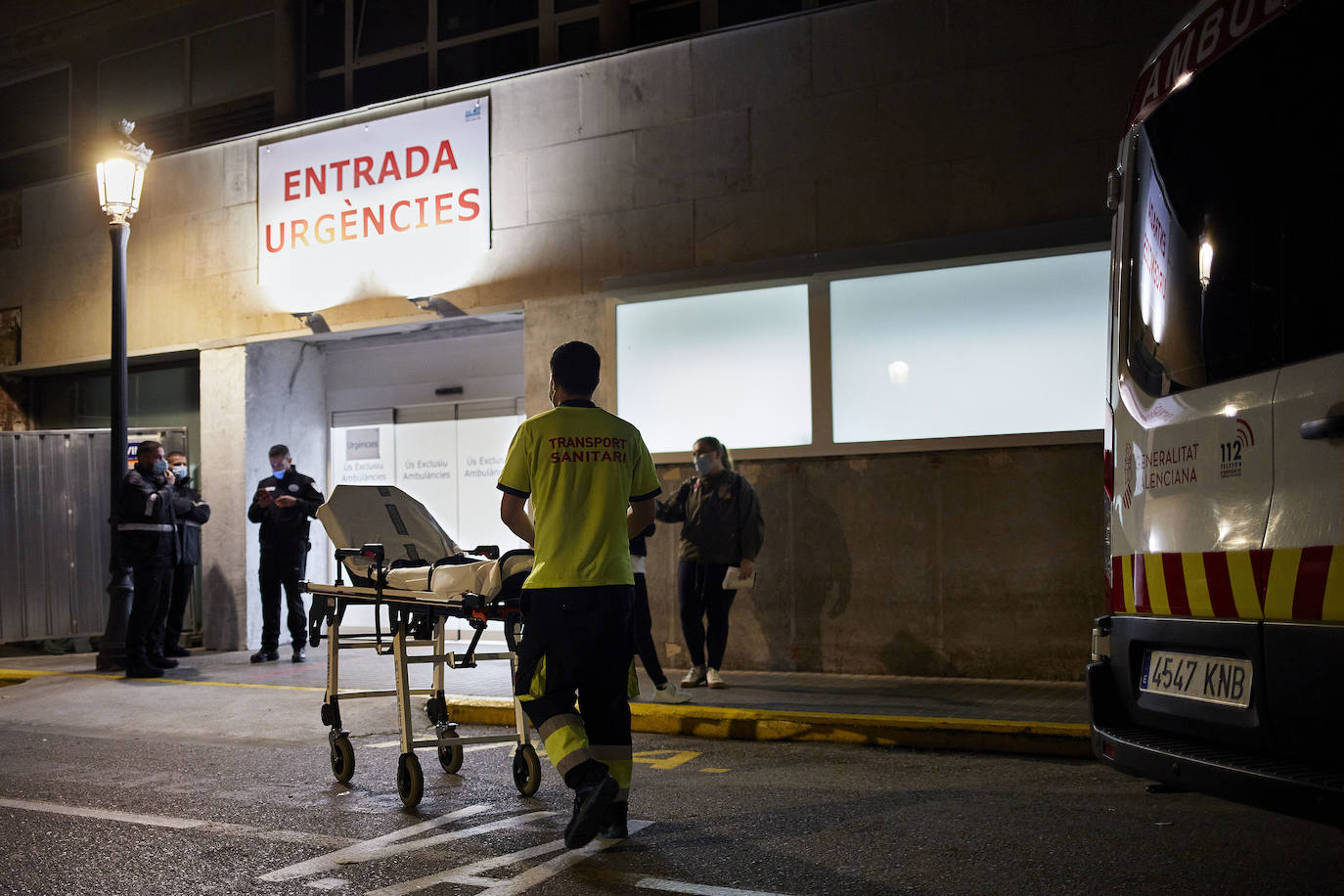 Tras el toque de queda, las calles de Valencia se vacían y reina el silencio. Los únicos testigos, los trabajadores nocturnos que antienen en marcha los servicios pese al escaso trabajo para conductores y la caída de ventas en farmacias y gasolineras. 