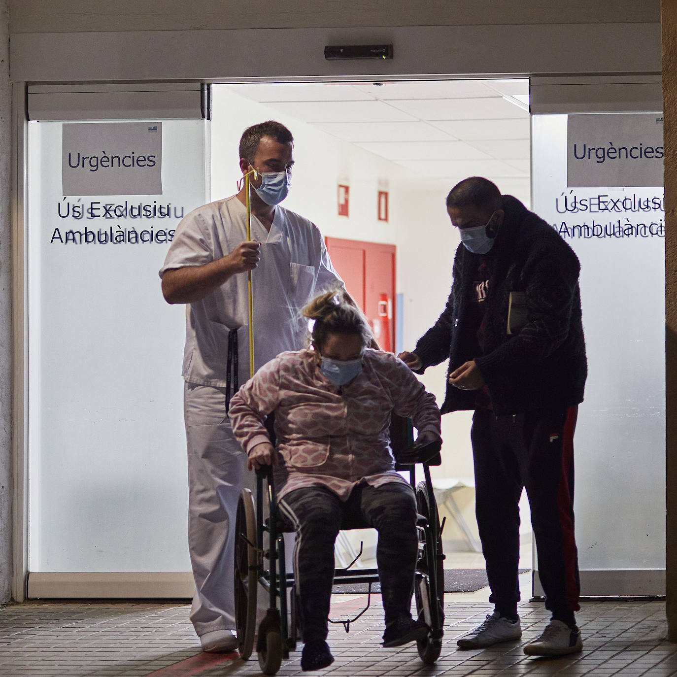 Tras el toque de queda, las calles de Valencia se vacían y reina el silencio. Los únicos testigos, los trabajadores nocturnos que antienen en marcha los servicios pese al escaso trabajo para conductores y la caída de ventas en farmacias y gasolineras. 